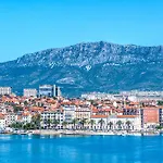 Daire A Quiet With Balcony In About 15 Minutes Walk From The Old Center And Split