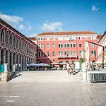 A Quiet With Balcony In About 15 Minutes Walk From The Old Center And Daire Split