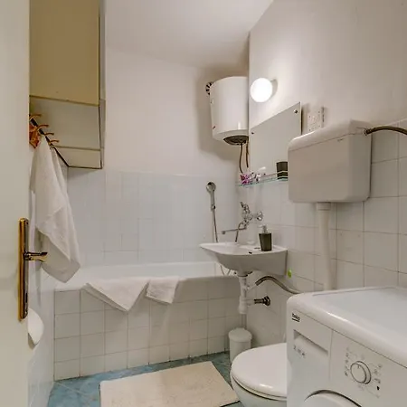 شقة A Quiet With Balcony In About 15 Minutes Walk From The Old Center And سبليت